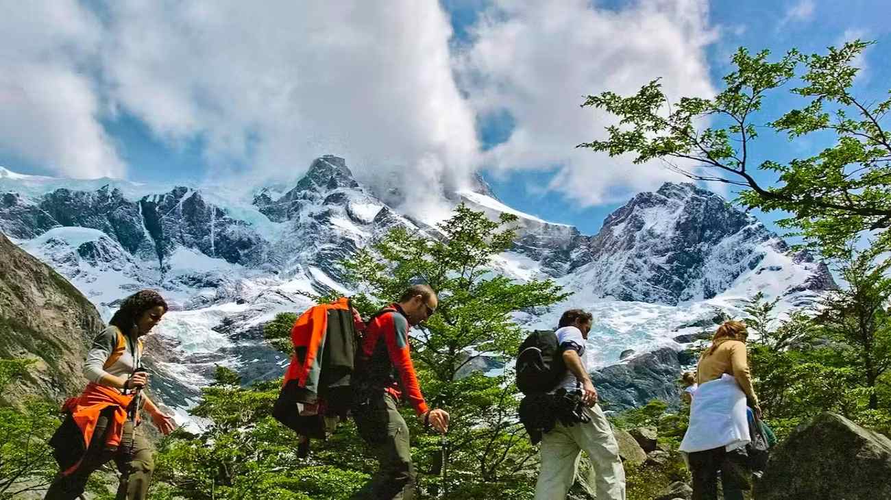 لباس برای پیاده‌روی چی بپوشیم؟ (راهنمای کامل انتخاب لباس مناسب پیاده‌روی)